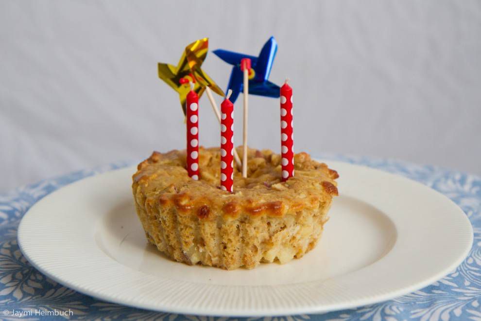 tarta de cumpleaños para perros con velas y molinillos