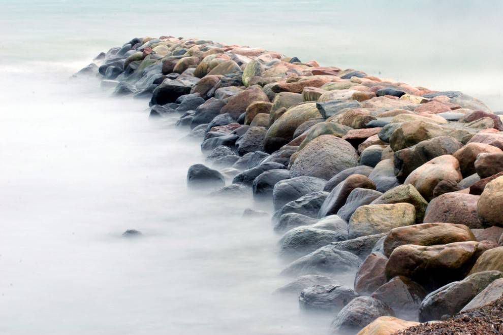 El agua se baña contra las rocas en Dinamarca