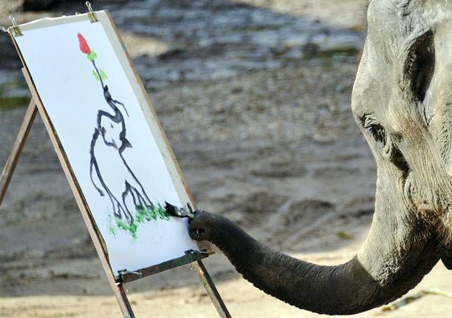 Un elefante pintando un cuadro de un elefante