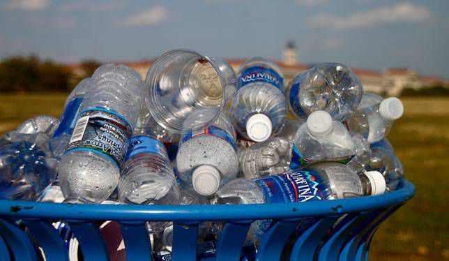 Botellas de agua de plástico usadas
