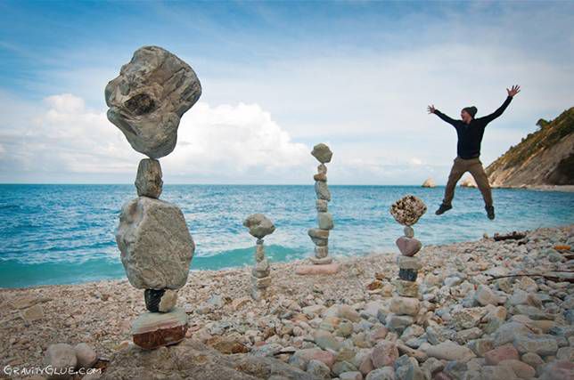 Piedras equilibradas en una orilla