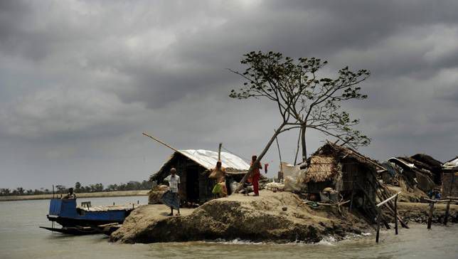 Aldeanos de Bangladesh en lo alto de un terraplén tras el ciclón Aila en 2010