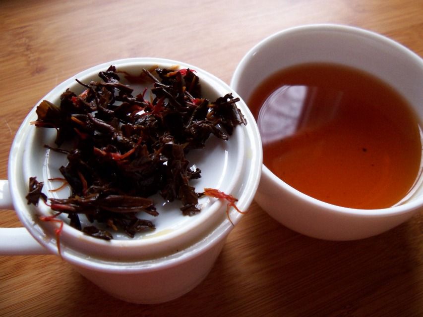hojas de té sueltas y una taza de té