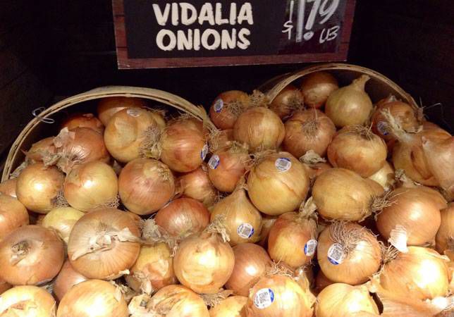Cebollas Vidalia en venta en un mercado