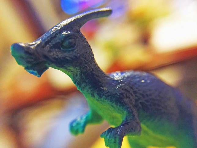 Foto macro de un pequeño dinosaurio de juguete
