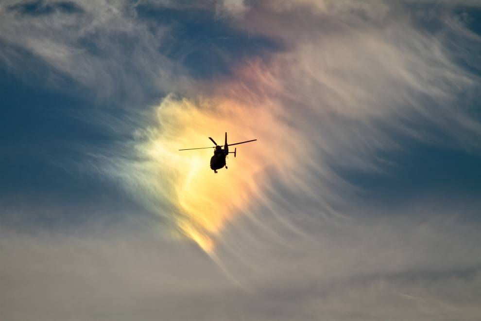 Un helicóptero de rescate de la Guardia Costera de EE.UU. vuela delante de un arco circunhorizontal en Atlantic City, Nueva Jersey.