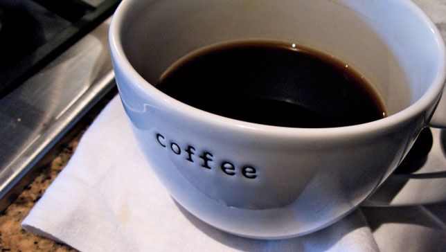 Café en una taza que dice 'Café'