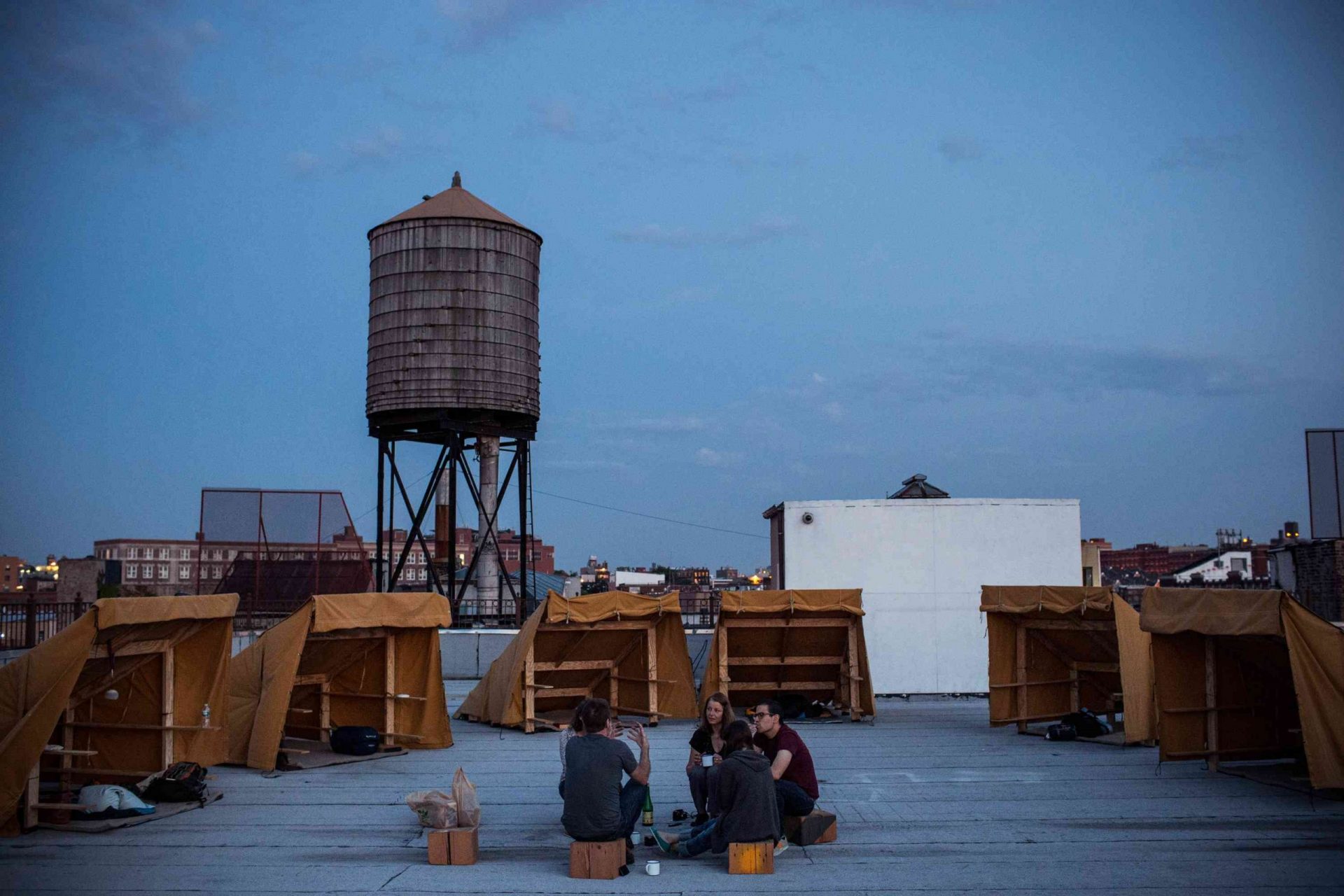 Un grupo de personas acampa en un tejado de Nueva York con Thomas Stevenson