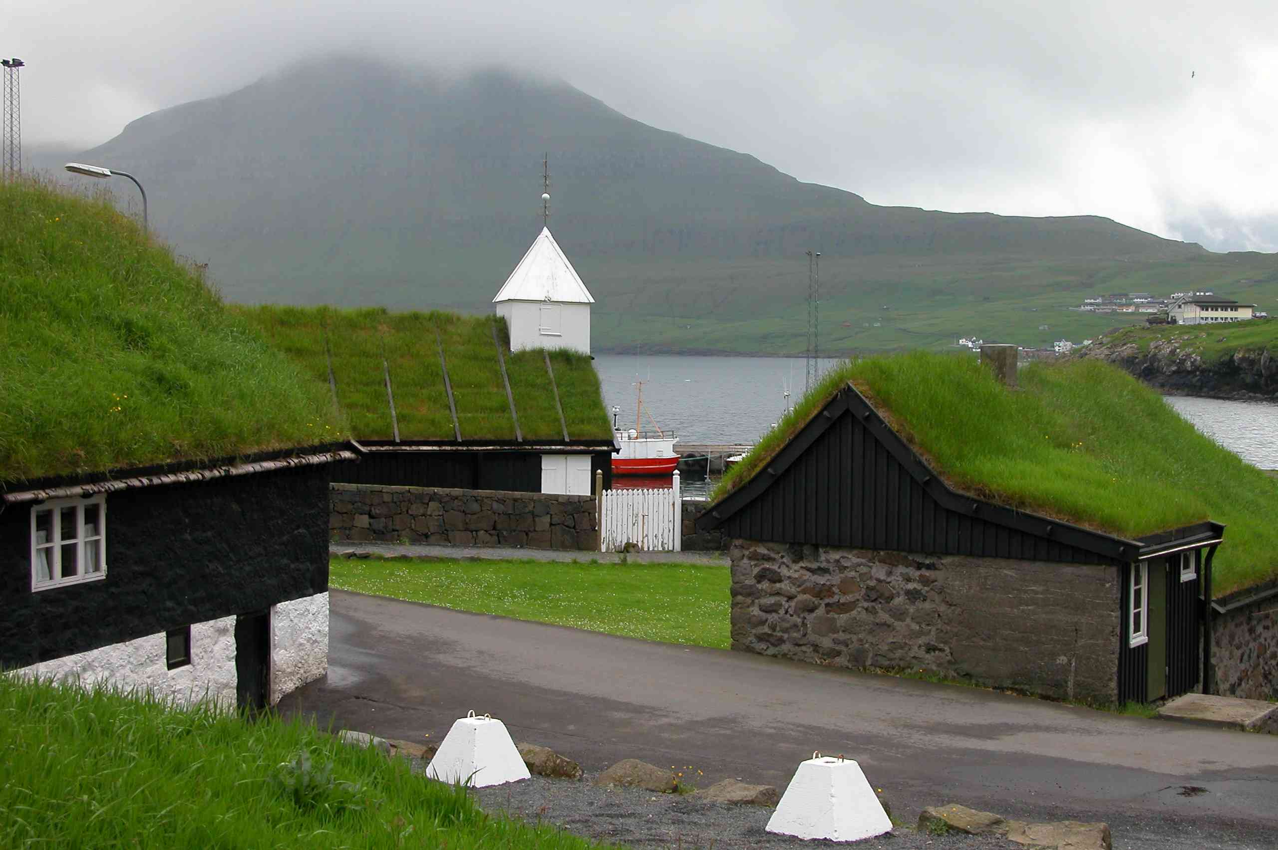 Edificios tradicionales con tejados verdes en Norðragøta en Eysturoy, Islas Feroe