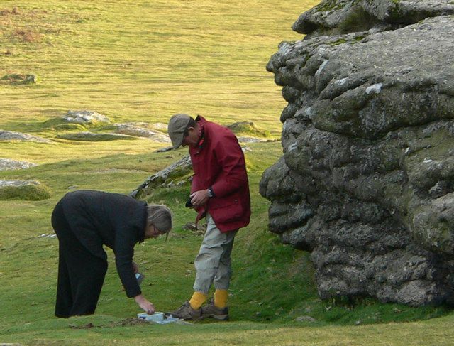 Una pareja encuentra un buzón en algún lugar del Reino Unido