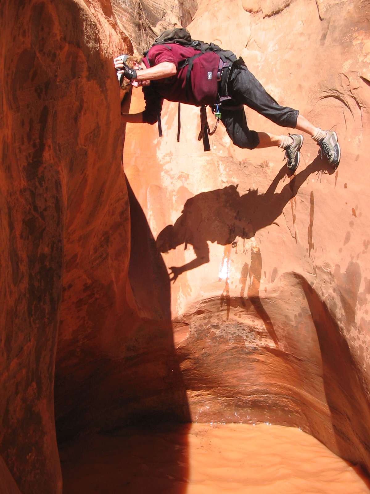 Un hombre desciende temblando por la pared de un cañón en Utah