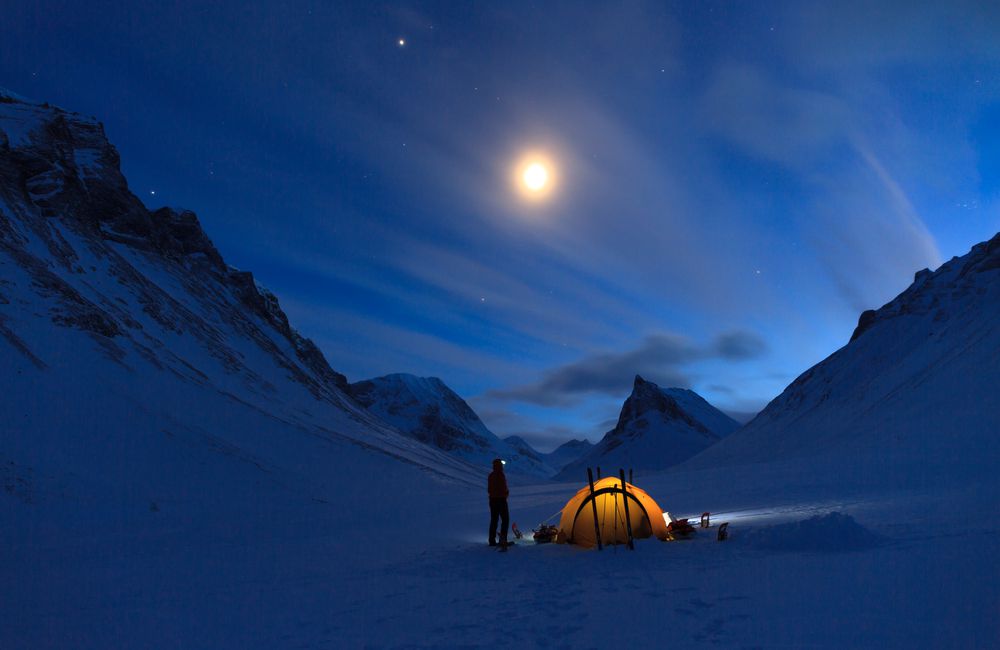 Una luna llena ilumina un campamento tan bien como cualquier farola