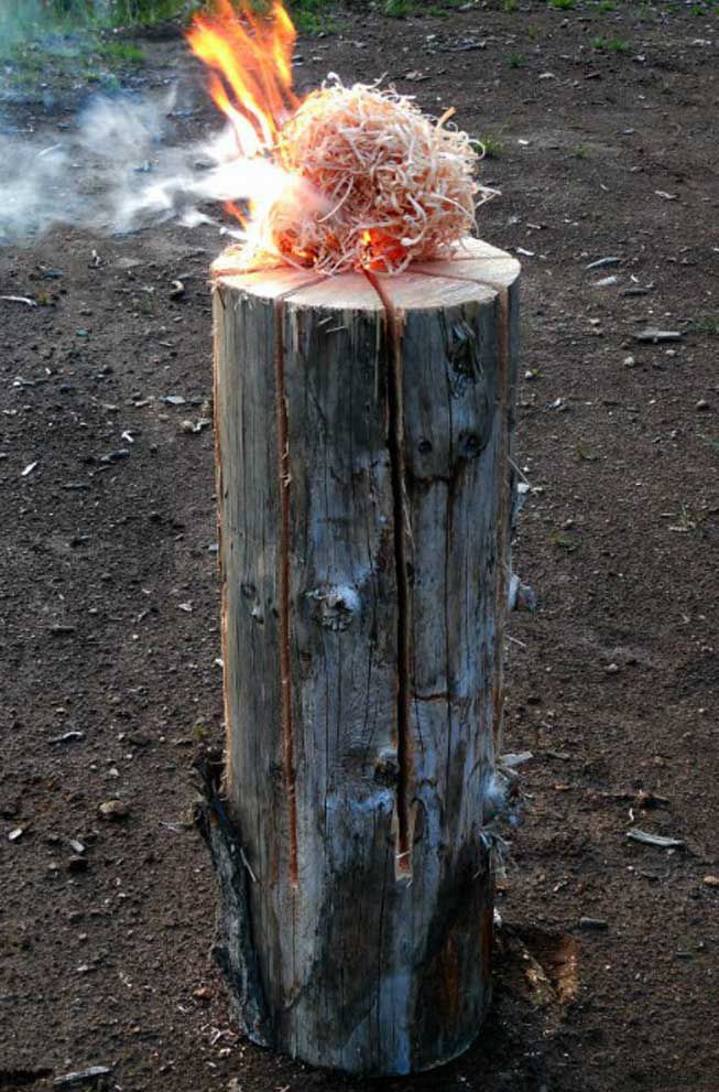 Las brasas de la leña que coloques encima del tronco caerán en los cortes que has hecho y encenderán el interior del tronco