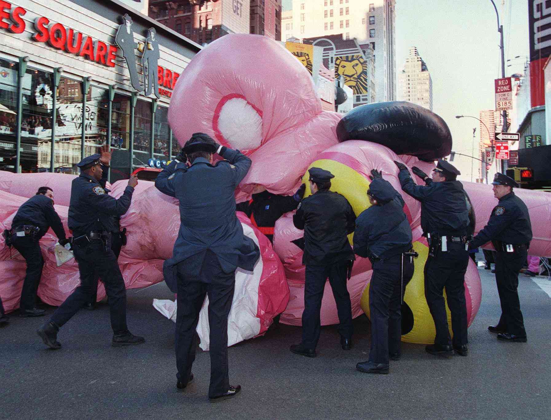 la policía rescatando el globo de la Pantera Rosa en el desfile de Macy's