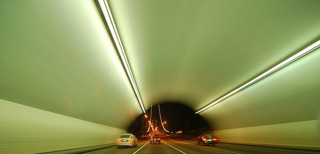 Los coches pasan por el túnel de la isla de Yerba Buena en San Francisco por la noche