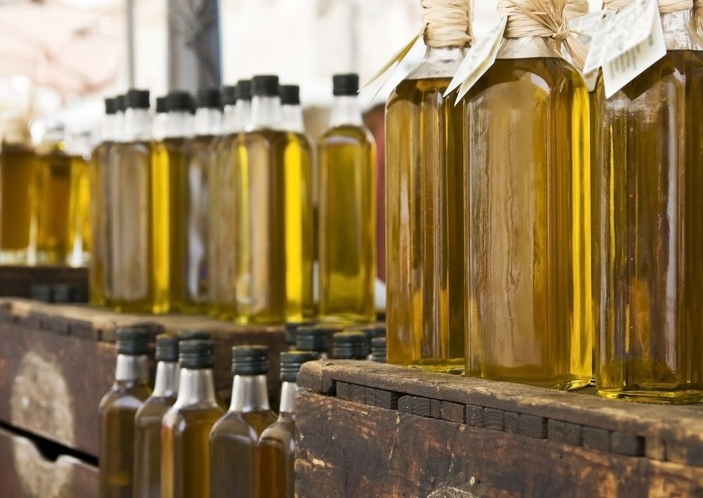 Botellas de aceite de oliva en una estantería