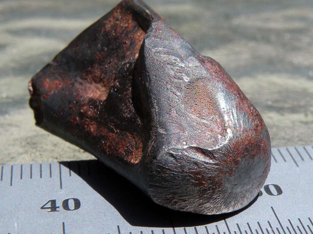 Observa cómo la fricción de la atmósfera ha deformado este meteorito