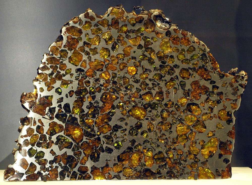Un trozo cortado y pulido del meteorito Esquel