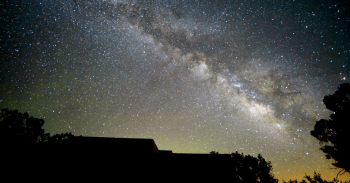 La Vía Láctea elevándose sobre Big Park / Pueblo de Oak Creek, Arizona.