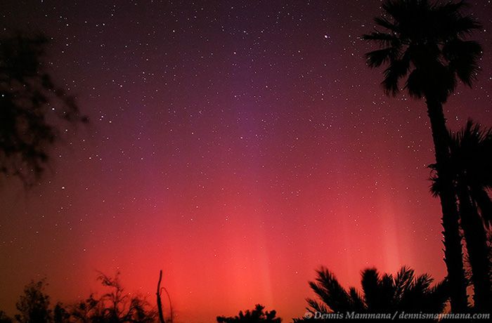 El resplandor rojo de una exhibición muy rara de la aurora boreal sobre Borrego Springs, California.