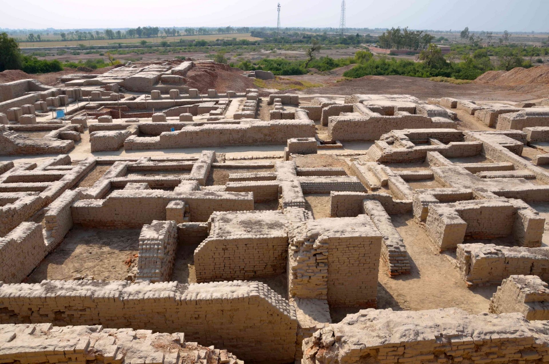Ruinas de edificios urbanos del Valle del Indo construidos muy juntos con ladrillos de barro