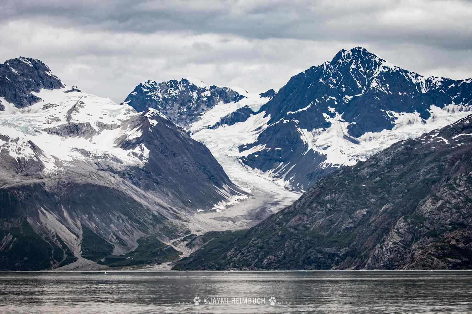 Un glaciar de valle sigue la dirección de un valle de paredes escarpadas, raspando lentamente las laderas de las montañas a medida que se desplaza