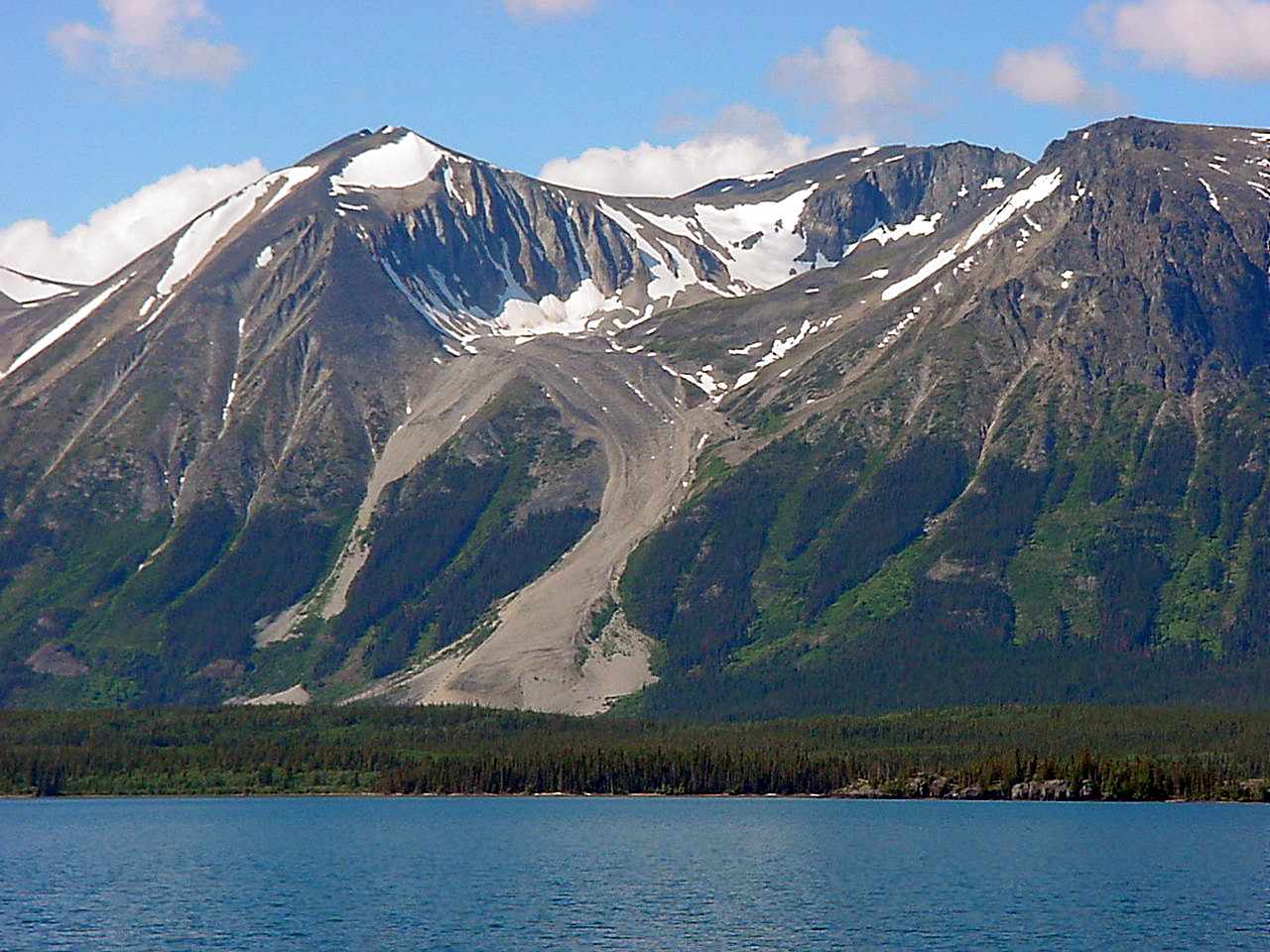 Un glaciar que se asemeja a un desprendimiento en la ladera de una montaña
