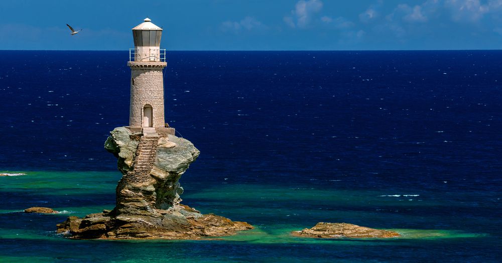 El Faro de Tourlitis en Andros, Grecia, en un día azul brillante