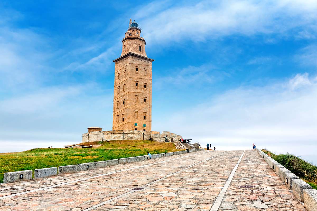 La Torre de Hércules se eleva sobre el puerto de Coruña, España