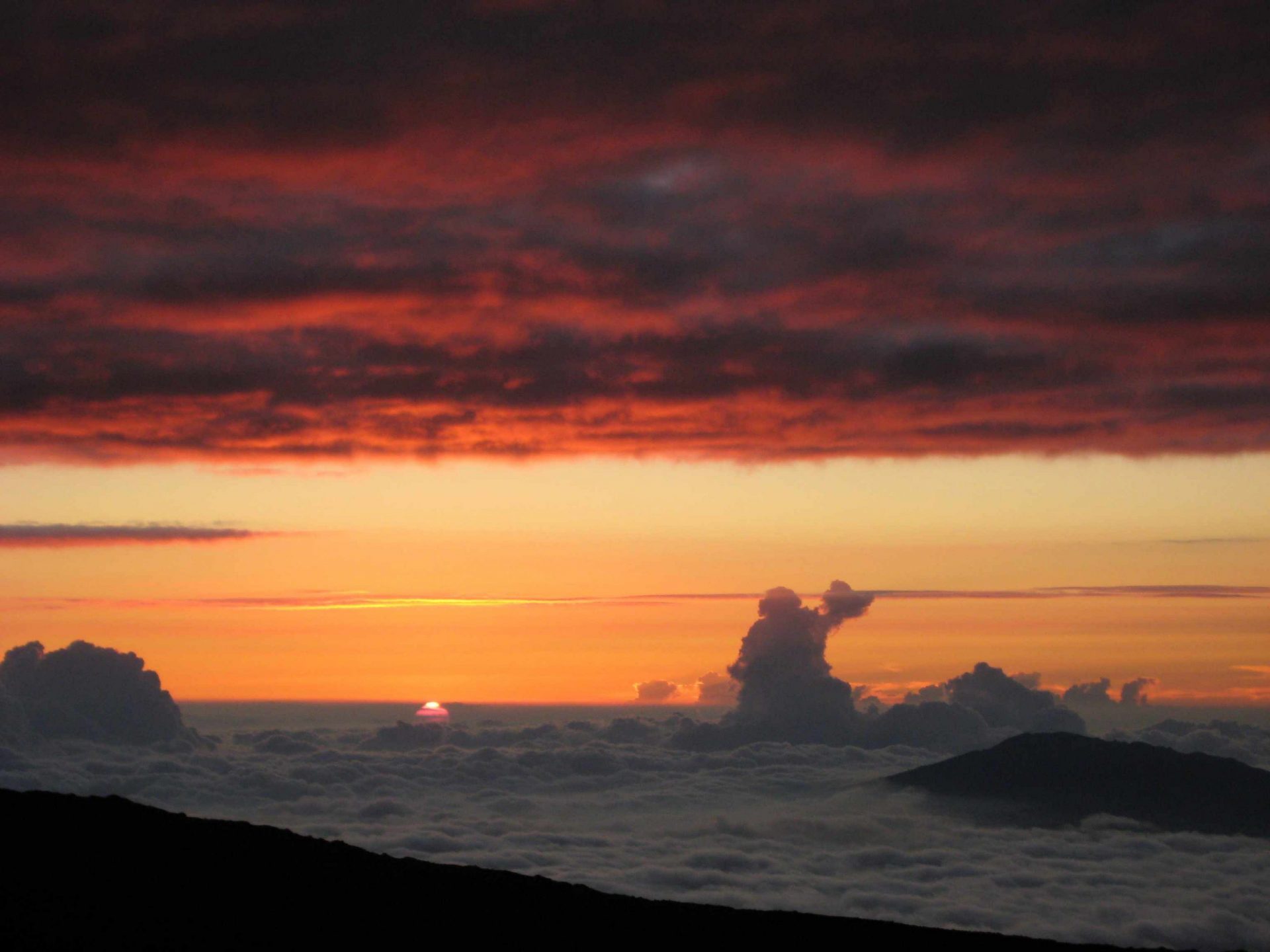 nubes alrededor del Observatorio de Mauna Loa en Hawai