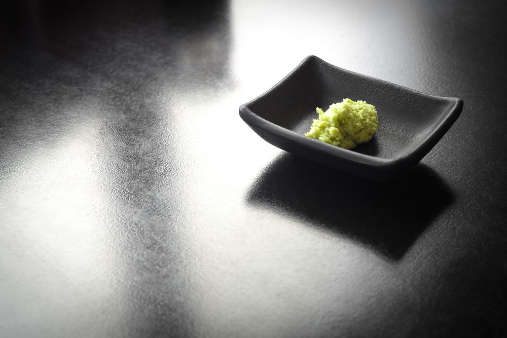 Wasabi en un plato negro
