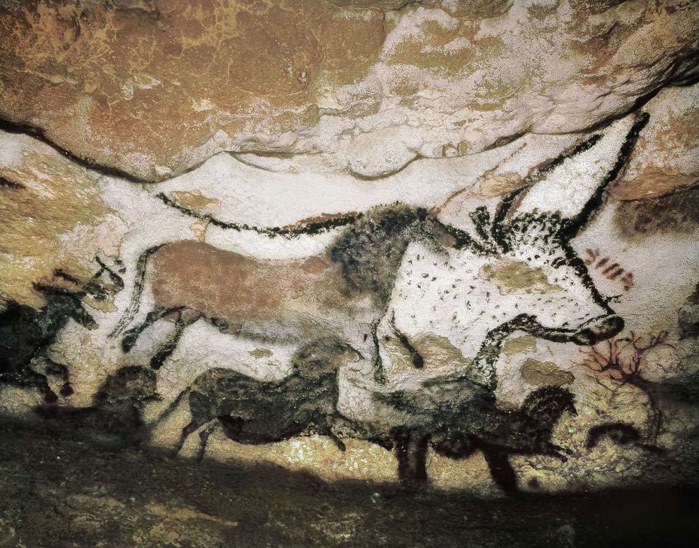 Una pintura rupestre de un animal en las cuevas de Lascaux
