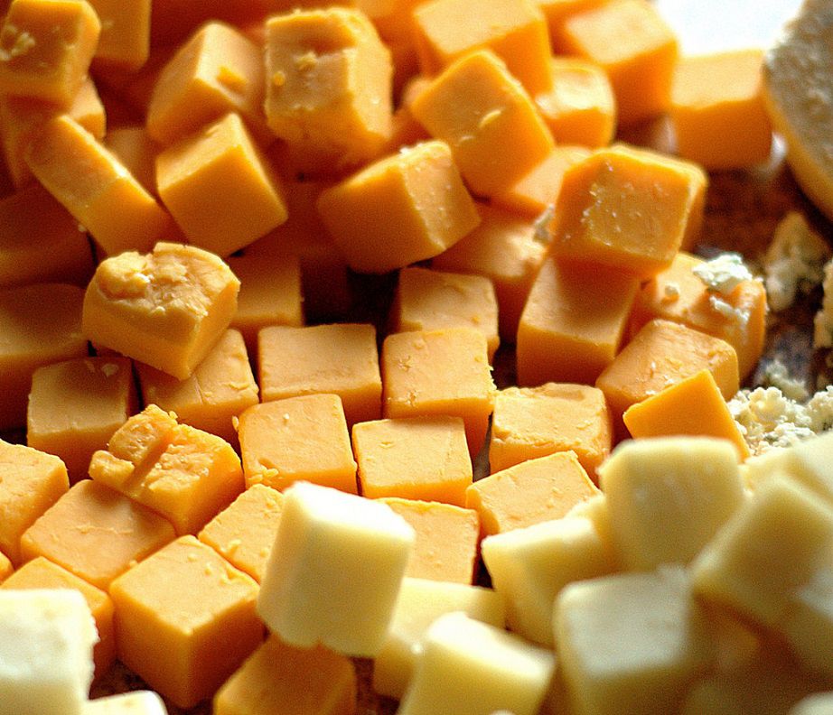 el queso cheddar suele tener un color artificial