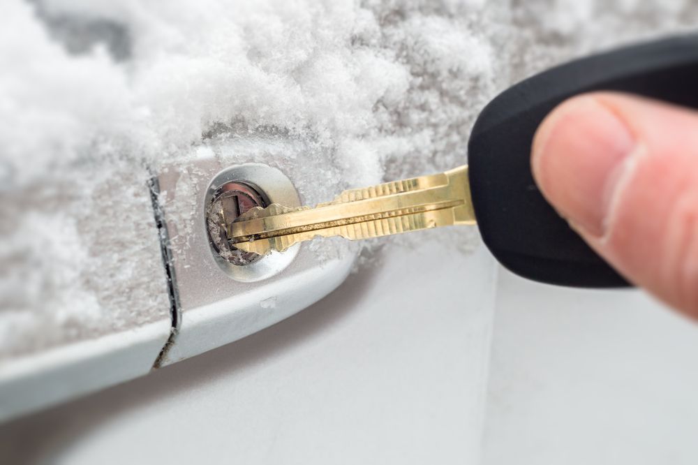 Una cerradura de coche congelada puede remediarse con un chorrito de desinfectante de manos
