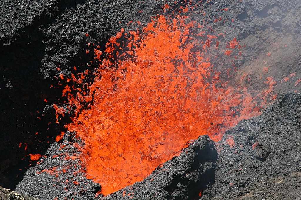 Fuente de lava dentro del cráter del Volcán Villarrica