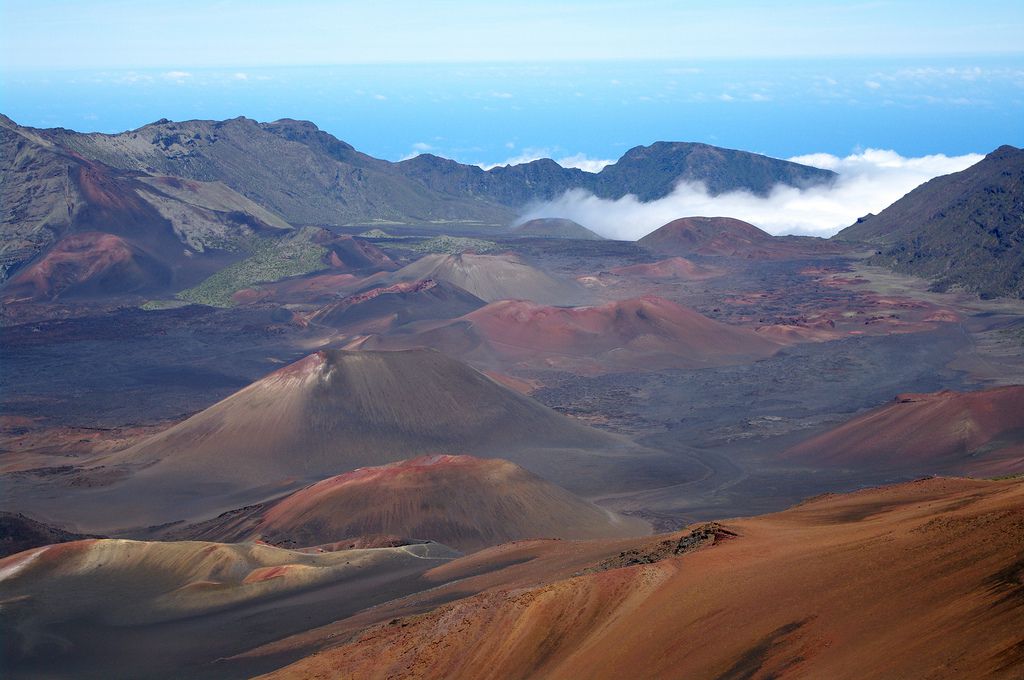El cráter de Haleakalā y el océano más allá