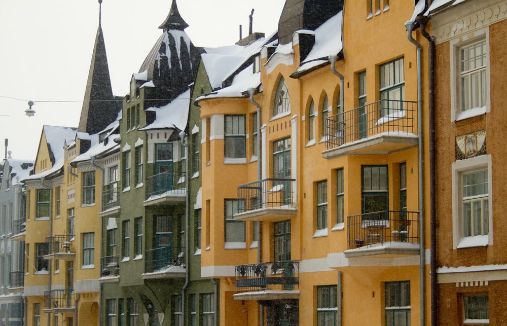 Casas cubiertas de nieve en Helsinki, Finlandia