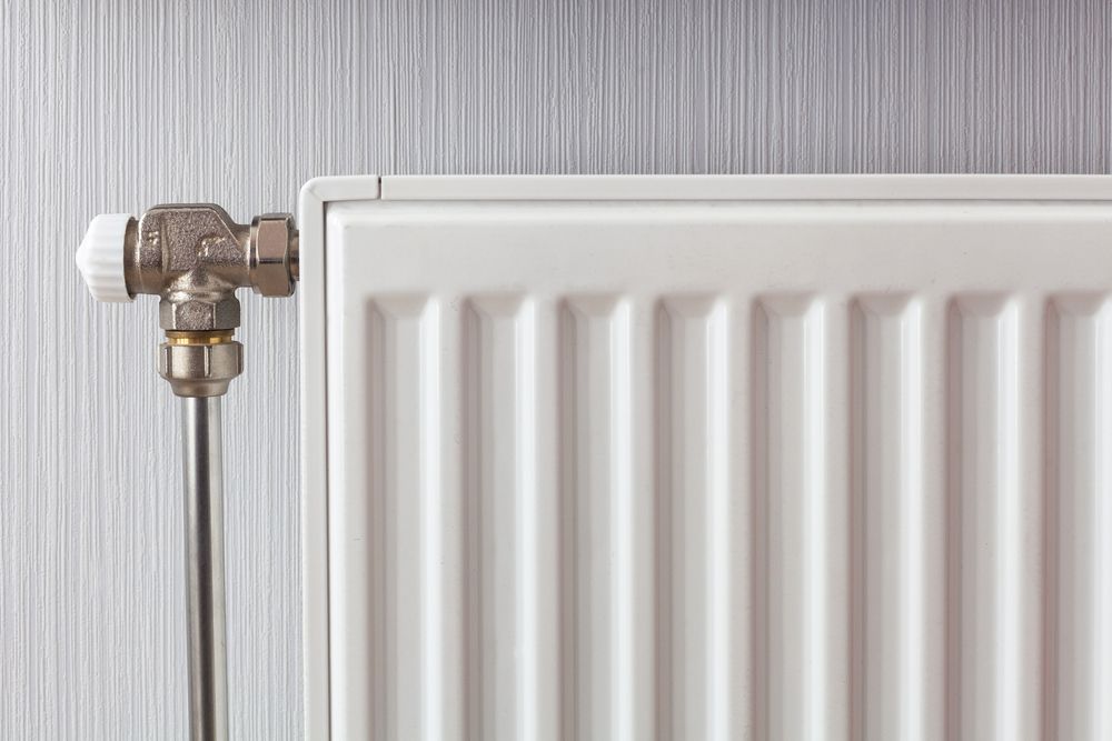 Un radiador puede ser más eficiente con un poco de ayuda para reflejar el calor lejos de la pared y de vuelta a la habitación