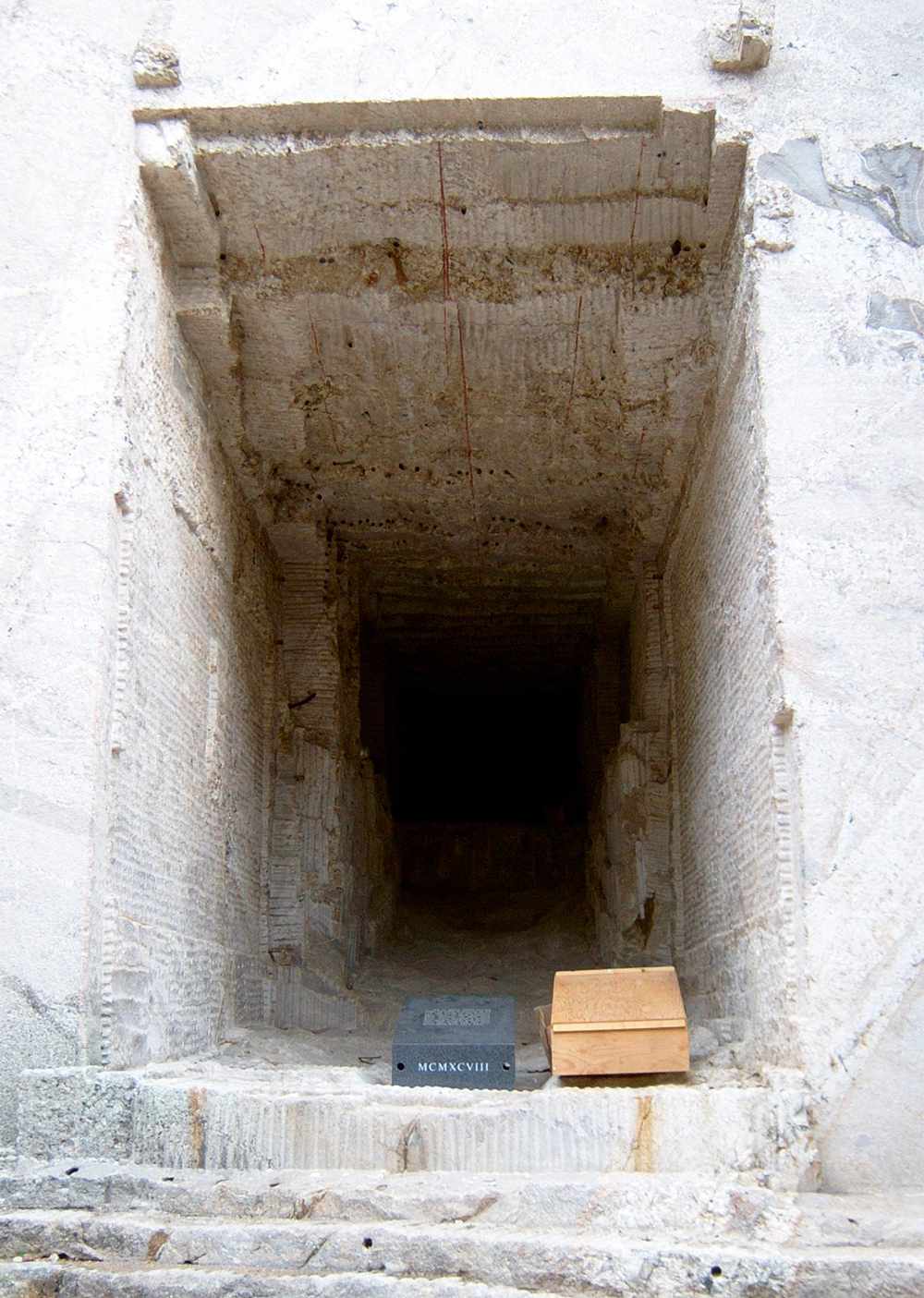La piedra de coronación que marca el lugar de los registros de porcelana enterrados en la entrada de la inacabada Sala de los Registros.