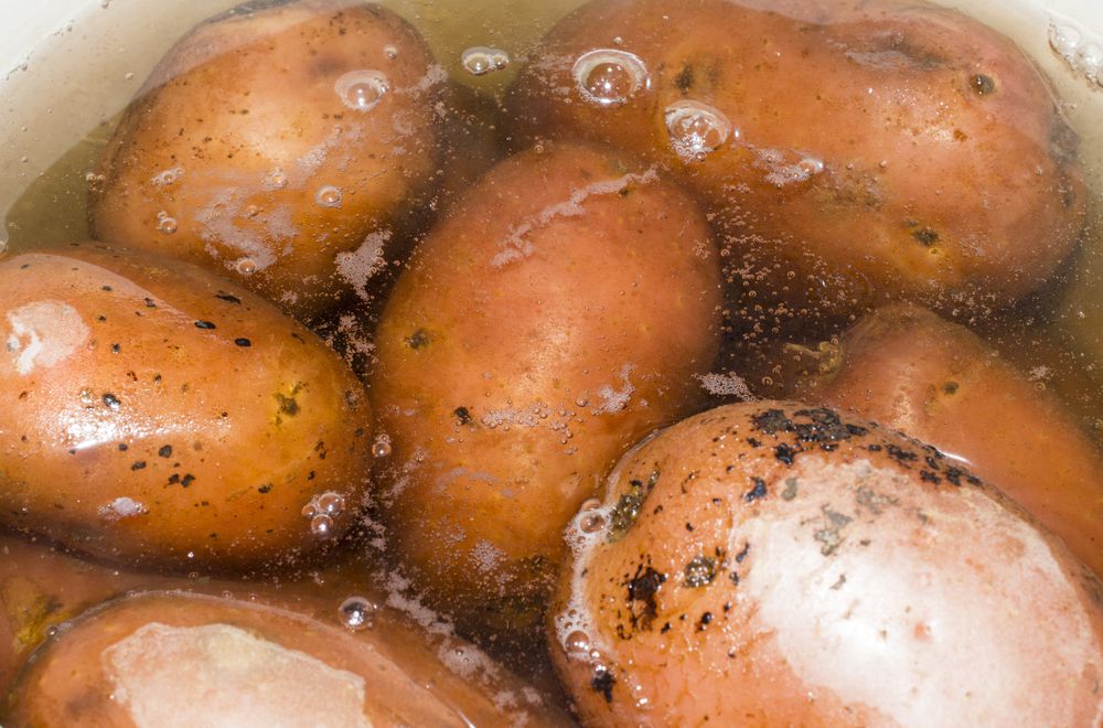 Primer plano de patatas hirviendo