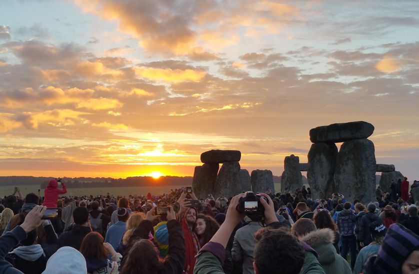 Multitud saludando el solsticio de verano en Stonehenge, Reino Unido
