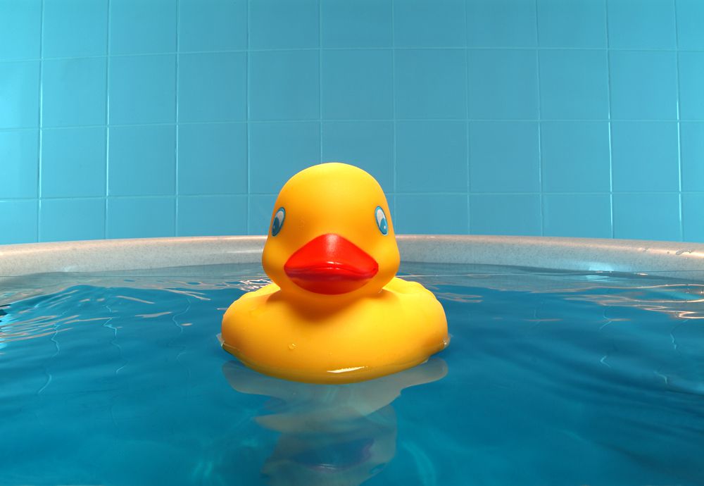 pato de goma flotando en una bañera