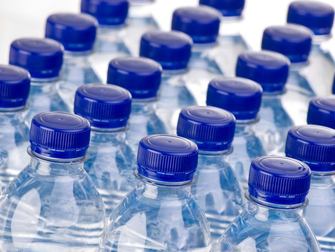 Botellas de agua con tapón azul