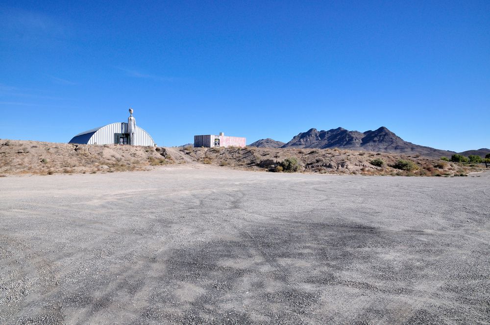 Dos edificios fuera del Área 51 en el desierto de Nevada