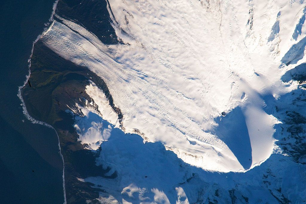 Una imagen de satélite de la isla Heard, en Australia, cubierta de nieve