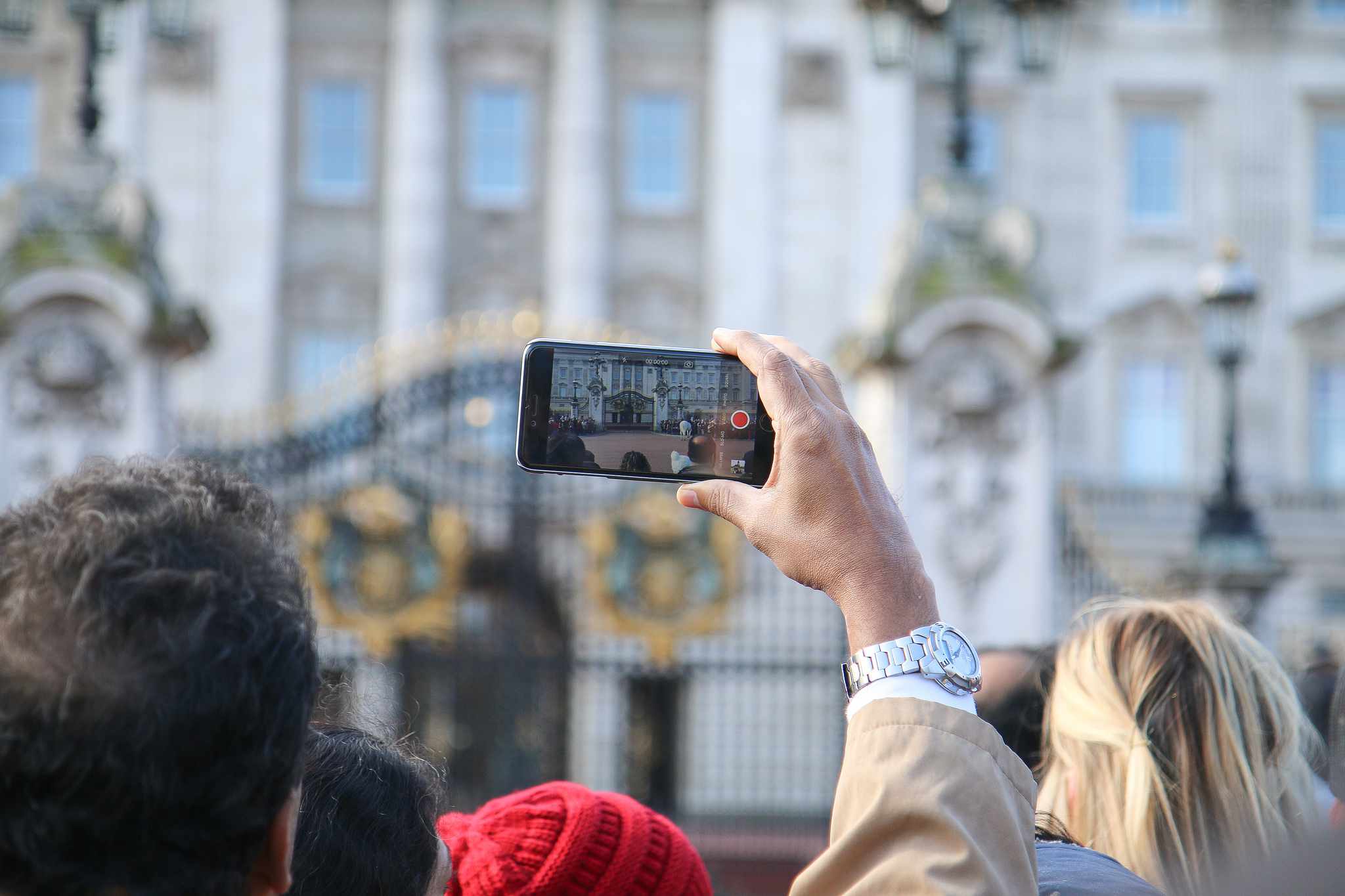 persona usando un smartphone en el Palacio de Buckingham
