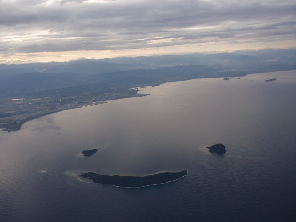 Vista aérea de las islas Manukan, Mamutik y Sulug formando la forma de una sonrisa