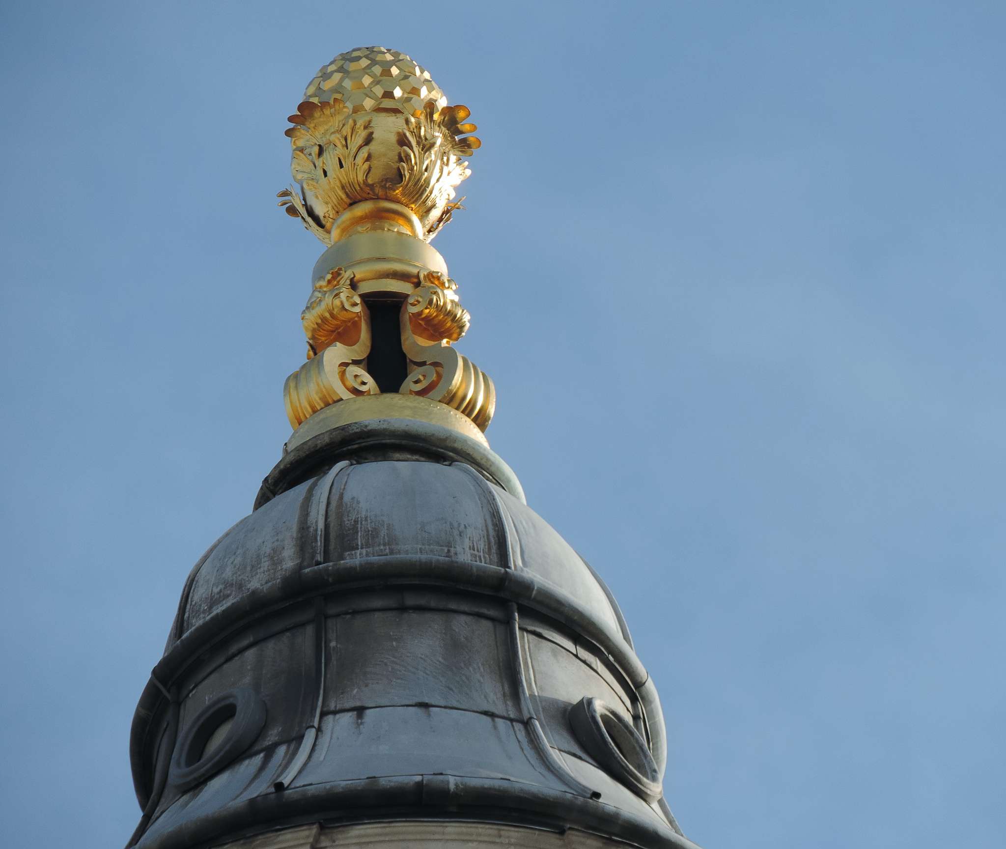 Las piñas doradas coronan las dos torres de la Catedral de San Pablo en Londres