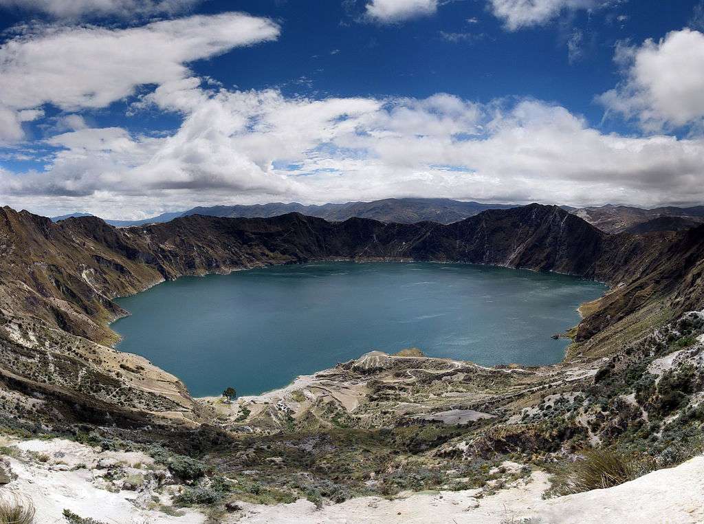 Lago Quilotoa en Ecuador en un día nublado