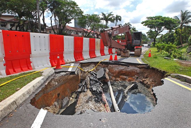 Tras un chaparrón, un gigantesco socavón se tragó los semáforos y cortó la electricidad en Kuala Lumpur
